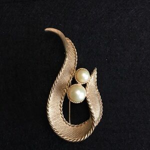 NOS Awesome 1964 SYMPHONY Coventry Textured Goldtone Matte faux Pearl Brooch Pin